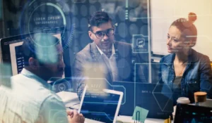 Equipo profesional analiza datos y aspectos clave para validar un diagnóstico de transformación digital
