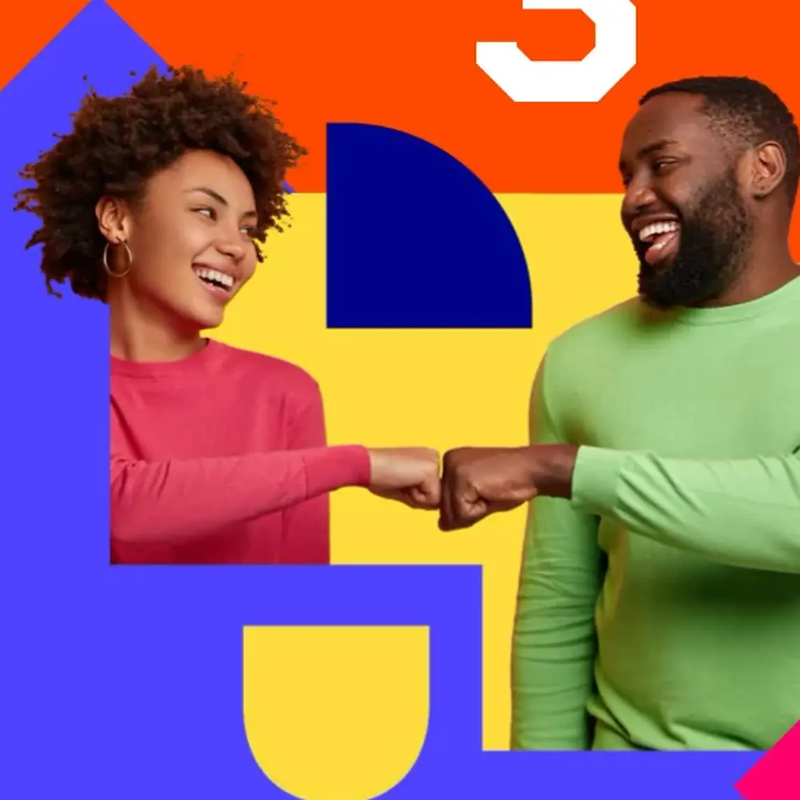 Dos profesionales celebran una alianza con un choque de puños frente a un fondo gráfico colorido