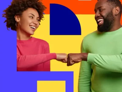 Dos profesionales celebran una alianza con un choque de puños frente a un fondo gráfico colorido
