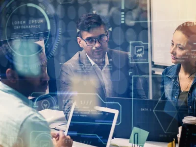 Equipo profesional analiza datos y aspectos clave para validar un diagnóstico de transformación digital